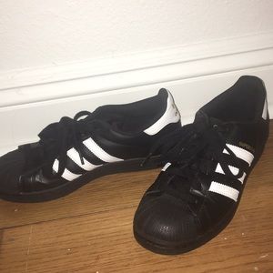 Adidas black superstars w white stripes